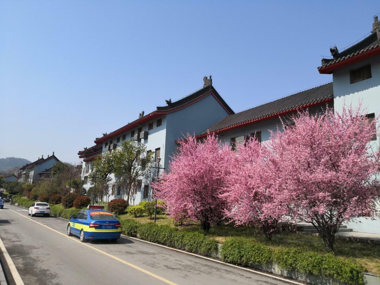 Wudangshan Yinjie Holiday Hotel Danjiangkou Екстериор снимка